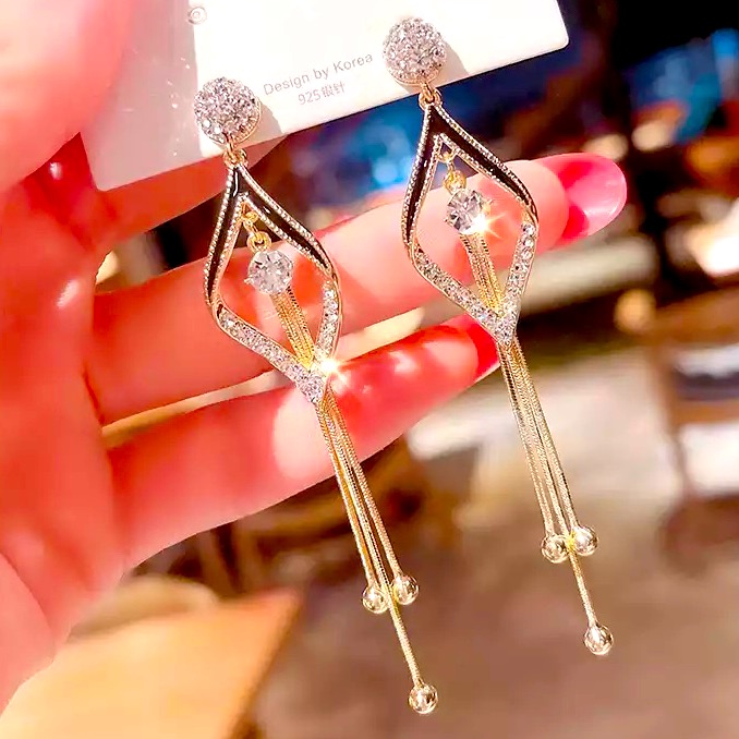 New Beautiful Dangle Earrings 21$
